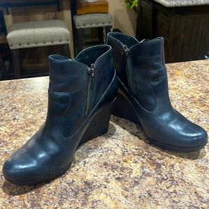 UGG MEREDITH 1009948 BLACK WEDGE LEATHER ANKLE BOOT size 9